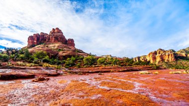 Bell Rock, ünlü kırmızı kayalar köyü Oak Creek ve Sedona Kuzey Arizona'nın Coconino National Forest, Amerika Birleşik Devletleri içinde arasında. Arka planda katedral Rock