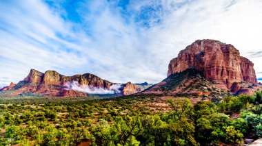 Lee Dağı ve Adliye Binası Butte. Kuzey Arizona 'daki Oak Creek Köyü ile Amerika Birleşik Devletleri' nin Coconino Ulusal Ormanı 'ndaki Sedona arasında.