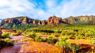 Katedral Rock ve Kuzey Arizona içinde Coconino National Forest, Amerika Birleşik Devletleri Sedona'da şehri çevreleyen kırmızı rock Dağları