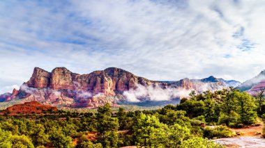 Kuzey Arizona içinde Coconino National Forest, Amerika Birleşik Devletleri Sedona'da şehri çevreleyen dağlar rock Lee dağ, Munds dağ ve diğer kırmızı