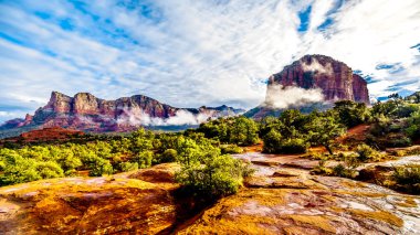 Lee Dağı ve Adliye Binası Butte. Kuzey Arizona 'daki Oak Creek Köyü ile Amerika Birleşik Devletleri' nin Coconino Ulusal Ormanı 'ndaki Sedona arasında.