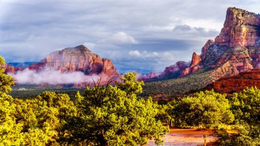 Munds sıradağlarının Kırmızı kayaların etrafında asılı bulutlar Kuzey Arizona içinde Coconino Ulusal Ormanı, ABD Sedona'da town yakınındaki