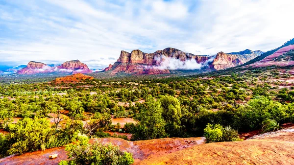 Rock Kuzey Arizona içinde Coconino National Forest, Amerika Birleşik Devletleri Sedona'da şehri çevreleyen dağlar ikiz Buttes, Lee dağ, Munds dağ ve diğer kırmızı