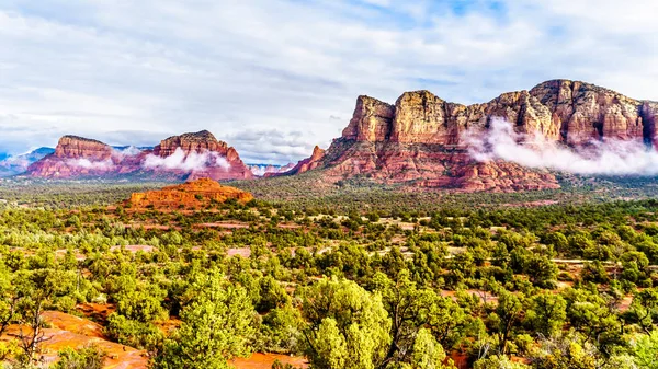 Rock Kuzey Arizona içinde Coconino National Forest, Amerika Birleşik Devletleri Sedona'da şehri çevreleyen dağlar ikiz Buttes, Lee dağ, Munds dağ ve diğer kırmızı