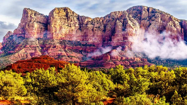 Rock Kuzey Arizona içinde Coconino National Forest, Amerika Birleşik Devletleri Sedona'da şehri çevreleyen dağlar Munds dağ ve diğer kırmızı