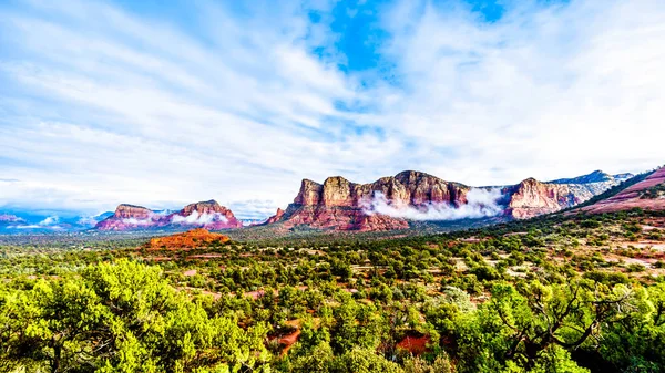 Rock Kuzey Arizona içinde Coconino National Forest, Amerika Birleşik Devletleri Sedona'da şehri çevreleyen dağlar ikiz Buttes, Lee dağ, Munds dağ ve diğer kırmızı