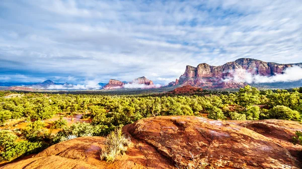 Rock Kuzey Arizona içinde Coconino National Forest, Amerika Birleşik Devletleri Sedona'da şehri çevreleyen dağlar ikiz Buttes, Lee dağ, Munds dağ ve diğer kırmızı