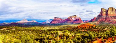 Akarsu ve su birikintileri Munds dağ vahşi kırmızı buzlu Kuzey Arizona içinde Coconino Ulusal Ormanı, ABD Sedona kasaba yakınlarında ağır bir yağmur sonra gösterilen panorama
