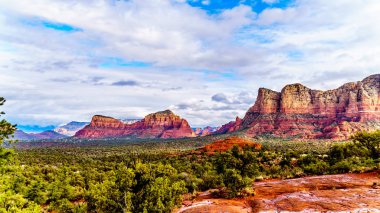 İki Yataklı Buttes kırmızı kayalar ve Munds dağ Kuzey Arizona içinde Coconino Ulusal Ormanı, ABD Sedona kasaba yakınlarında