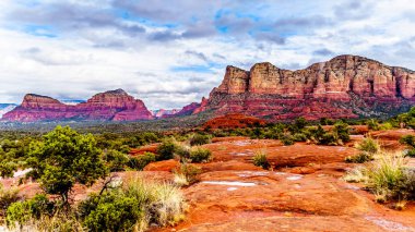 Akarsu ve kırmızı kayalar ikiz Buttes ve Munds dağ Kuzey Arizona içinde Coconino Ulusal Ormanı, ABD Sedona kasaba yakınlarında ağır bir yağmur sonra su birikintileri