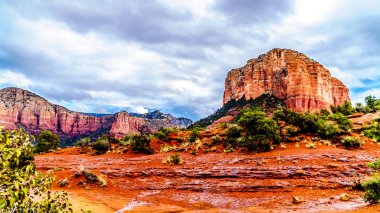 Sağanak yağmur, akarsu ve Adliye Butte'da köyü Oak Creek ve Sedona Kuzey Arizona'nın Coconino Ulusal Ormanı, ABD içinde arasında ünlü kırmızı taş oluşturan su birikintileri sonra