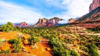 İki Yataklı Buttes kırmızı kayalar ve Munds dağ Kuzey Arizona içinde Coconino Ulusal Ormanı, ABD Sedona kasaba yakınlarında