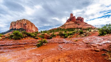 Bell Rock ve Adliye Sarayı Butte 'de yağmur, dere ve su birikintilerinin oluşumundan sonra, Kuzey Arizona Coconino Ulusal Ormanı' ndaki Oak Creek Köyü ile Sedona arasında ünlü kırmızı kayalar oluştu.
