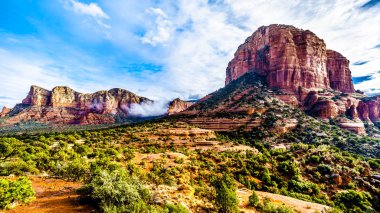Lee dağ ve Adliye Butte köyü Oak Creek ve Sedona Kuzey Arizona içinde Coconino National Forest, Amerika Birleşik Devletleri arasında etrafında asılı bulutlar
