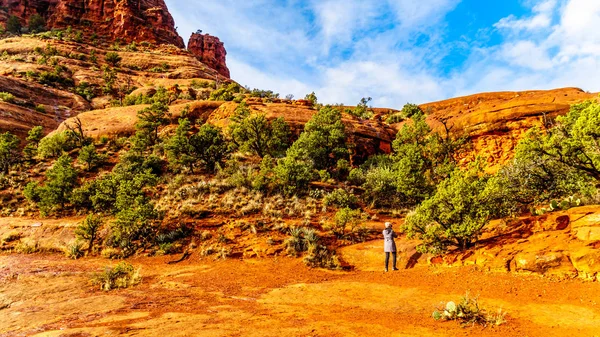 Woman Taking Picture Vegetation Bell Rock One Famous Red Rocks — Stock Photo, Image