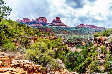 Arizona SR89A 'daki Midgely Köprüsü' nün çelik yapısı Sedona ve Flagstaff arasında. Köprü genişliği Wilson Kanyonu 'nu geçerek Sedona' nın kuzeyindeki Oak Creek Kanyonu 'na bağlanır.