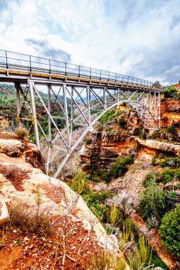 Arizona SR89A 'daki Midgely Köprüsü' nün çelik yapısı Sedona ve Flagstaff arasında. Köprü genişliği Wilson Kanyonu 'nu geçerek Sedona' nın kuzeyindeki Oak Creek Kanyonu 'na bağlanır.
