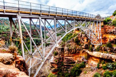 Arizona SR89A 'daki Midgely Köprüsü' nün çelik yapısı Sedona ve Flagstaff arasında. Köprü genişliği Wilson Kanyonu 'nu geçerek Sedona' nın kuzeyindeki Oak Creek Kanyonu 'na bağlanır.