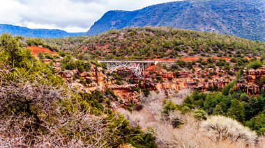 Arizona SR89A 'daki Midgely Köprüsü' nün çelik yapısı Sedona ve Flagstaff arasında. Köprü genişliği Wilson Kanyonu 'nu geçerek Sedona' nın kuzeyindeki Oak Creek Kanyonu 'na bağlanır.
