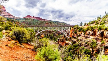 Arizona SR89A 'daki Midgely Köprüsü' nün çelik yapısı Sedona ve Flagstaff arasında. Köprü genişliği Wilson Kanyonu 'nu geçerek Sedona' nın kuzeyindeki Oak Creek Kanyonu 'na bağlanır.