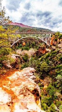 Arizona SR89A 'daki Midgely Köprüsü' nün çelik yapısı Sedona ve Flagstaff arasında. Köprü genişliği Wilson Kanyonu 'nu geçerek Sedona' nın kuzeyindeki Oak Creek Kanyonu 'na bağlanır.