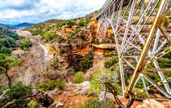 Arizona SR89A 'daki Midgely Köprüsü' nün çelik yapısı Sedona ve Flagstaff arasında. Köprü genişliği Wilson Kanyonu 'nu geçerek Sedona' nın kuzeyindeki Oak Creek Kanyonu 'na bağlanır.