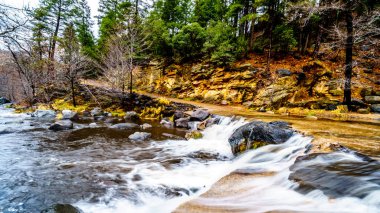 Oak Creek Oak Creek Arizona Sr89a Kanyon'da Orchard adlı Sedona ve Flagstaff Kuzey Arizona, Amerika Birleşik Devletleri arasında geçiş yolu sel dan sonra ağır yağmur, su