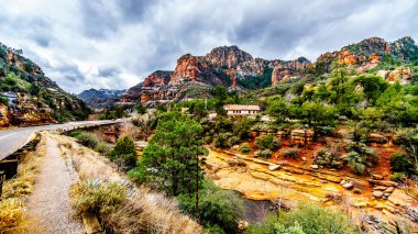 Renkli kumtaşı Dağları ve Oak Creek adlı ünlü slayt Rock State Park boyunca Flagstaff Kuzey Arizona, Amerika Birleşik Devletleri arasındaki Sedona Arizona Sr89a oyma Kanyon