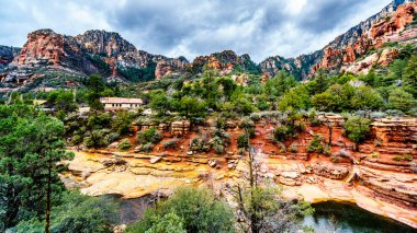 Renkli kumtaşı Dağları ve Oak Creek adlı ünlü slayt Rock State Park boyunca Flagstaff Kuzey Arizona, Amerika Birleşik Devletleri arasındaki Sedona Arizona Sr89a oyma Kanyon