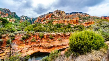 Renkli kumtaşı Dağları ve Oak Creek adlı ünlü slayt Rock State Park boyunca Flagstaff Kuzey Arizona, Amerika Birleşik Devletleri arasındaki Sedona Arizona Sr89a oyma Kanyon