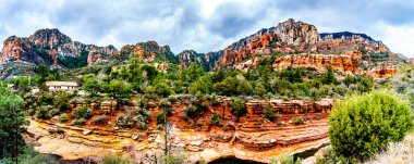 Renkli kumtaşı Dağları ve Oak Creek adlı ünlü slayt Rock State Park boyunca Flagstaff Kuzey Arizona, Amerika Birleşik Devletleri arasındaki Sedona Arizona Sr89a oyma Kanyon