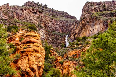 Sedona ve Flagstaff Kuzey Arizona, Amerika Birleşik Devletleri arasında renkli kumtaşı Dağları Oak Creek Kanyon Arizona Sr89a boyunca aşağı geliyor şelale