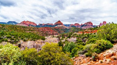 Flagstaff Kuzey Arizona, ABD arasındaki Sedona Arizona Sr89a köprüde Midgely her yağmur bulutları at Oak Creek Canyon kırmızı kayalar üzerinde asılı bakıldığında