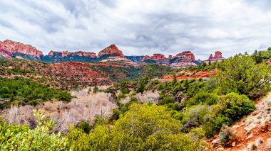 Flagstaff Kuzey Arizona, ABD arasındaki Sedona Arizona Sr89a köprüde Midgely her yağmur bulutları at Oak Creek Canyon kırmızı kayalar üzerinde asılı bakıldığında
