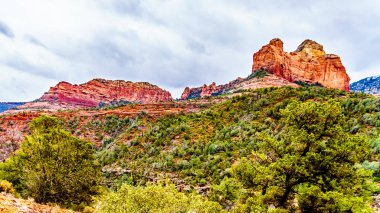 Schnebly Hill kırmızı kayalar ve diğer kırmızı kayalar, Oak Creek Kanyon Arizona Sr89a, Sedona, Arizona, ABD hemen kuzeyinde Midgely köprüde yakınındaki