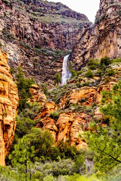 瀑布从五颜六色的砂岩山沿亚利桑那州 Sr8A 在塞多纳和弗拉格斯塔夫之间在亚利桑那州 — 图库照片