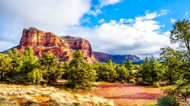 Adliye Butte Oak Creek Köyü ve Kuzey Arizona Coconino National Forest, Amerika Birleşik Devletleri için Sedona'da şehir arasında üzerinde mavi gökyüzü ve bulutlar