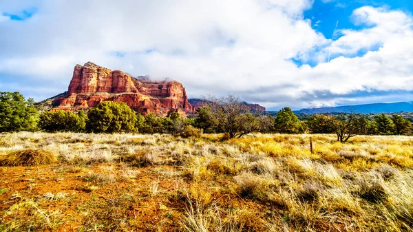 Wolken Und Blauer Himmel Über Der Kuppe Des Gerichtsgebäudes Zwischen — Stockfoto