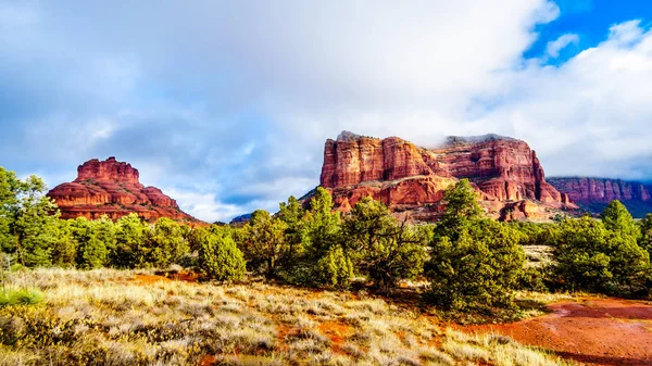 Moln Och Blå Himmel Över Bell Rock Och Courthouse Butte — Stockfoto