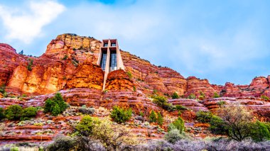 Sedona ve Kuzey Arizona, ABD, Oak Creek köyü arasında kumtaşı Dağları'nın kırmızı buttes Şapel kutsal haçı yağmurda ıslanmış