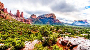 Tavuk noktada kırmızı kumtaşı oluşumların görünümü form Şapel kutsal haçı Sedona yakınlarında Kuzey Arizona, Amerika Birleşik Devletleri görüntülenmesi