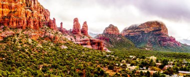 Tavuk noktada kırmızı kumtaşı oluşumların görünümü form Şapel kutsal haçı Sedona yakınlarında Kuzey Arizona, Amerika Birleşik Devletleri görüntülenmesi