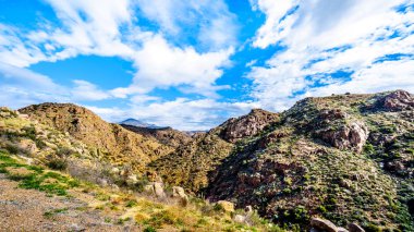 McDowell Dağı 'nın engebeli Dağları Arizona Highway Sr87 arasında Phoenix ile Kuzey Arizona 'daki Payson kasabası 'ndan inceledi.