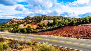 Kuzey Arizona Oak Creek köyü yakınındaki Beaverhead Flats Road Kırmızı kaya ülkede çeşitli bitki örtüsü ile dağlar