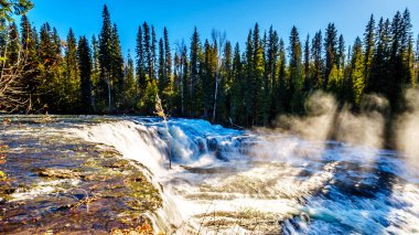 Dawson Falls Wells gri Provincial Park British Columbia, Kanada, doruk üzerinde Geriledi gibi su Murtle Nehri'nin nehrin kuzey tarafından görüntülendi