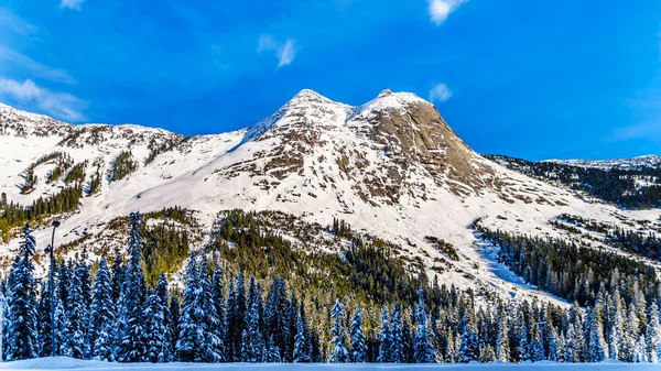 Cara Roca Granito Cubierta Nieve Del Pico Yak Cresta Zopkios — Foto de Stock