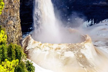 Helmcken Şelalesi 'nin dibinde, Clearwater, British Columbia, Kanada yakınlarındaki Murtle River' da bulunan muhteşem buz ve kar külahını kapatın.