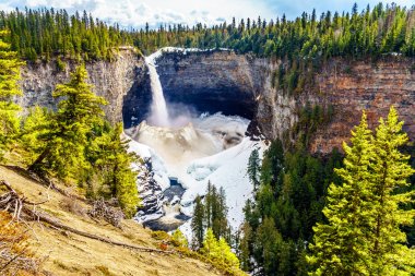 Clearwater kasabası yakınlarındaki Wells Gray Provincial Park Murtle Nehri üzerinde Helmcken Şelalesi'nin dibinde kışın muhteşem buz ve kar konisi, British Columbia, Kanada