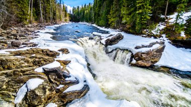 Murtle Nehri 'nin suyu kısmen donmuş Mushbowl Şelalesi' nin kıyısında Wells Gray İl Parkı 'nın Karibu Dağları' nda, Britanya Kolumbiyası, Kanada