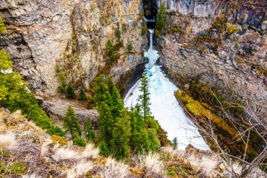 Kış mevsiminde Spahat Şelalesi 'nin dibinde, Clearwater, British Columbia, Kanada yakınlarındaki Wells Gray Provincial Park' taki Spahat Creek 'te muhteşem bir buz külahı.